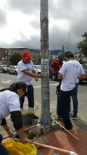 Funcionarios de TransMilenio limpiando Calles