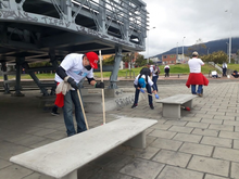 Funcionarios limpiando puentes y calles de Bogotá