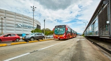 Bus nuevo de TransMilenio por la Troncal de la Carrera 30