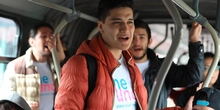 Usuario cantando en un bus de TransMilenio