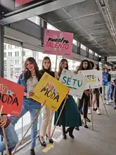 Mujeres haciendo fila esperando el TransMilenio