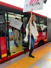 Mujer bajandose de TransMilenio