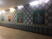 Retratos en muros del portal TransMilenio