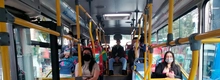 Usuarios sentados en un  bus de TransMilenio 