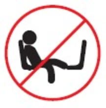 Prohibido poner los pies en las sillas