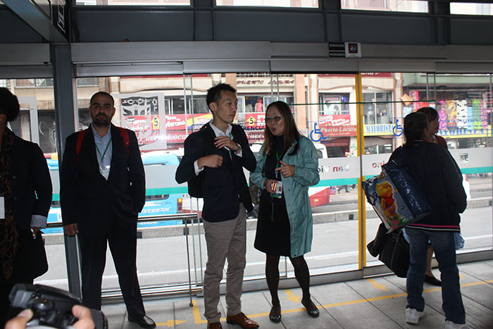 Expertos de ocho ciudades del mundo recorrieron Bogotá a bordo de un bus de energía limpia de TransMilenio