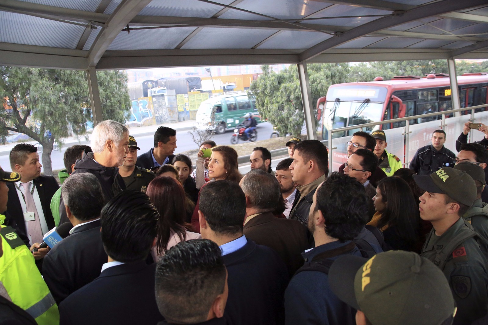 El alcalde Peñalosa escucha a los pasajeros de TransMilenio en Soacha
