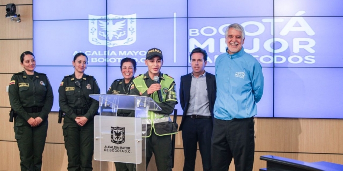 Alcalde Peñalosa destacó el comportamiento de un policía que rechazó soborno en TransMilenio