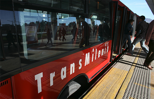 TransMilenio implementa nuevos cambios para reducir tiempos de espera y mejorar el servicio