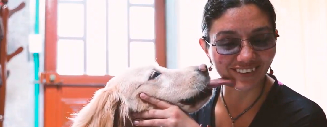 Luisa Moreno, una mujer perseverante con su perro Asahi, un equipo que inspira