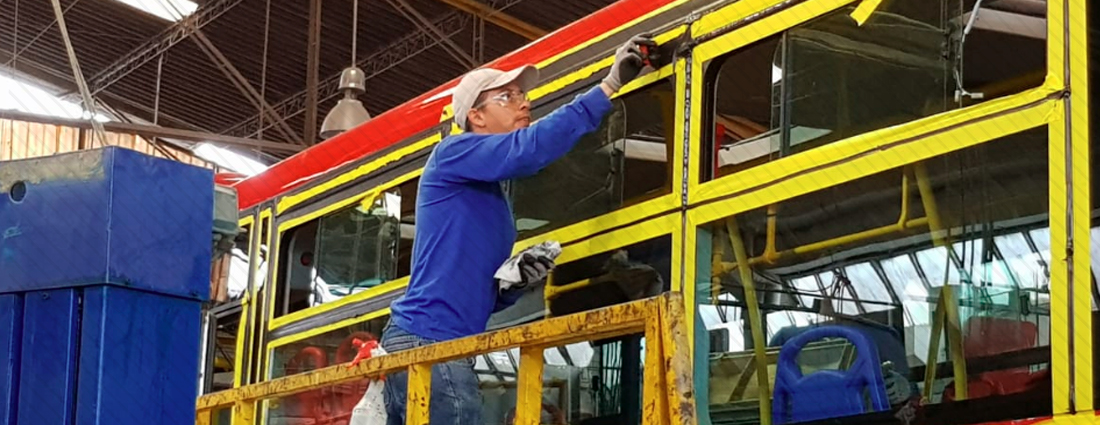 Pintando Bus de TransMilenio en la planta de Pereira